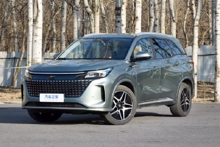 Cụ thể, mẫu xe SUV cỡ trung Landian E5 mới dự kiến ra mắt vào cuối tháng này có tổng cộng 2 cấu hình với giá bán trước lần lượt là 139.900 nhân dân tệ (tương đương 478 triệu đồng) và 151.900 nhân dân tệ (tương đương 520 triệu đồng).