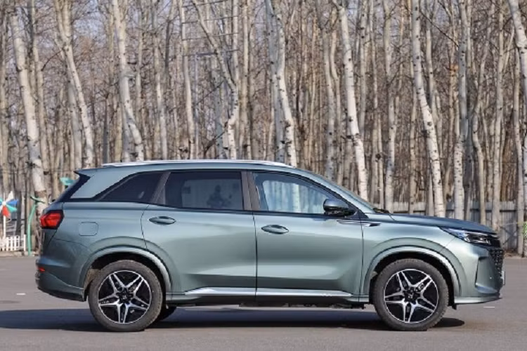 Mở cửa bước vào trong khoang lái, SUV cỡ trung Landian E5 áp dụng cách bố trí chỗ ngồi 2+3+2, nội thất xe có cách phối màu với trên sâu, dưới nhạt, nhiều chi tiết mạ crôm mang đến tổng thể rất đẳng cấp.