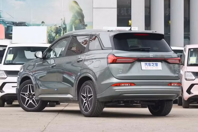 Về thông số cụ thể, Fengguang Landian E5 được trang bị động cơ plug-in hybrid với động cơ xăng 1.5L và hệ thống hybrid điện DHT300 do Fudi Power sản xuất, hiệu suất đạt 97,5%. Đồng thời, theo tiết lộ chính thức, xe có thời lượng di chuyển lên đến 1.150 km. Thông tin chi tiết về chiếc xe mới, chúng tôi sẽ tiếp tục cập nhập