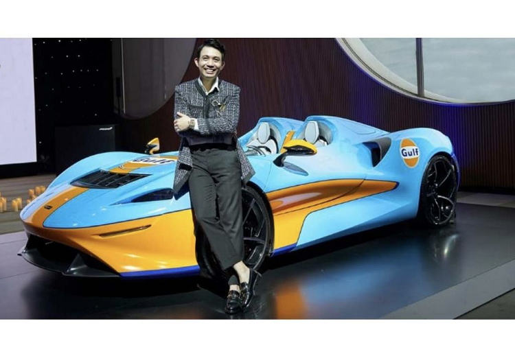 Đây là thiết kế đặc trưng của những chiếc xe đua F1, được tối giản hết mức để tối ưu hóa khả năng điều khiển và tăng tốc. Ngoài chi tiết này có thể dễ dàng nhận thấy trong bức ảnh thì các chi tiết như màu sắc nội/ngoại thất, thiết kế vành xe, trang bị nội thất,... của McLaren Elva vẫn là một ẩn số.