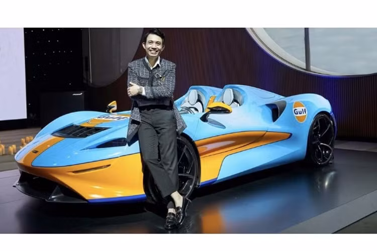 Đây là thiết kế đặc trưng của những chiếc xe đua F1, được tối giản hết mức để tối ưu hóa khả năng điều khiển và tăng tốc. Ngoài chi tiết này có thể dễ dàng nhận thấy trong bức ảnh thì các chi tiết như màu sắc nội/ngoại thất, thiết kế vành xe, trang bị nội thất,... của McLaren Elva vẫn là một ẩn số.