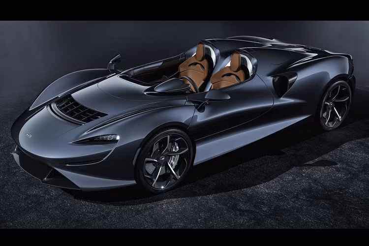 McLaren cho biết, Elva có thể tăng tốc từ 0 - 100 km/h chỉ trong thời gian dưới 3 giây, thời gian tăng tốc từ 0 - 200 km/h chỉ là 6,7 giây. McLaren Elva ban đầu sản xuất 399 chiếc nhưng sau 2 lần điều chỉnh chỉ còn 149 chiếc và có thêm bản kính chắn gió để phù hợp về luật giao thông ở nhiều nước.