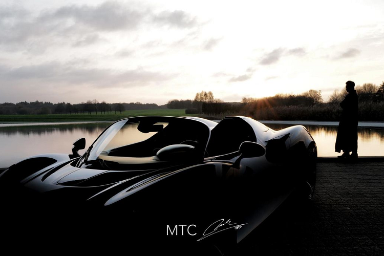 Vào hồi tháng 11/2021, doanh nhân Minh Nhựa đã tiết lộ thông tin về giá bán siêu xe McLaren Elva tại Việt Nam là khoảng 143 tỷ đồng. Tuy nhiên, tại thời điểm đó anh chưa đưa ra bất cứ lời xác nhận nào về việc mình có mua xe hay không.Việc vị đại gia này cất công sang tận “đại bản doanh” có thể là để “mục sở thị” chiếc McLaren Elva mà mình đã đặt mua.