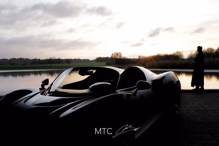 Vào hồi tháng 11/2021, doanh nhân Minh Nhựa đã tiết lộ thông tin về giá bán siêu xe McLaren Elva tại Việt Nam là khoảng 143 tỷ đồng. Tuy nhiên, tại thời điểm đó anh chưa đưa ra bất cứ lời xác nhận nào về việc mình có mua xe hay không.Việc vị đại gia này cất công sang tận “đại bản doanh” có thể là để “mục sở thị” chiếc McLaren Elva mà mình đã đặt mua.