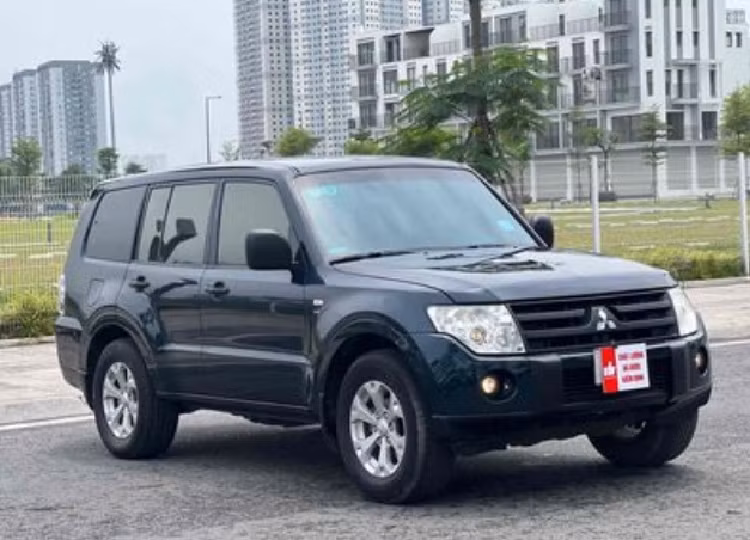 Mitsubishi Pajero cho tien thanh ly chi vai chuc trieu, re ngang xe may