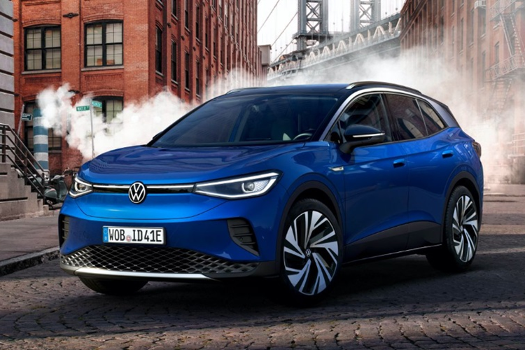  Volkswagen ID.4: 335 km Hiện tại, ID.4 năm chỉ có thể di chuyển được khoảng 335 km sau một lần sạc. Tuy nhiên, theo thông tin từ hãng, từ năm 2024, xe sẽ được nâng cấp pin lên 77 kWh giúp tăng khả năng vận hành và cải tiến hệ thống thông tin giải trí cho xe.