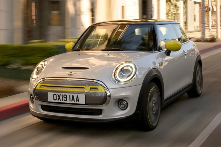  Mini Cooper SE: 182 km Hiện mẫu Mini Cooper SE 2023 có phạm vi hoạt động là 182 km sau một lần sạc đầy. Theo kế hoạch, hãng sẽ sớm ra mắt mẫu Mini Cooper chạy hoàn toàn bằng điện vào năm 2025. Dự kiến, xe sẽ có các phiên bản là Cooper E và Cooper SE với phạm vi hoạt động lần lượt là 241 km và 399 km.
