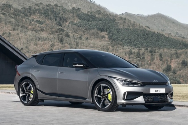  Kia EV6 GT: 349 km Dù sở hữu ngoại hình bắt mắt, cùng nhiều trang bị hiện đại nhưng mẫu Kia EV6 bản GT lại có một hạn chế đó là xe chỉ có phạm vi hoạt động khoảng 349 km trong một lần sạc.