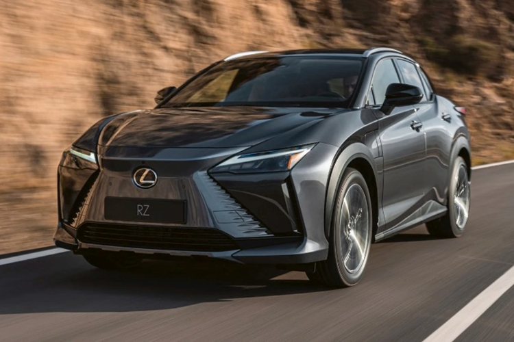  Lexus RZ 450e: 352 km Lexus RZ 450e cũng có phạm vị hoạt động khá hạn chế chỉ 352 km trong một lần sạc. Mặc dù chiếc xe này có bộ pin 63,4 kWh tương tự như bZ4X và Solterra.
