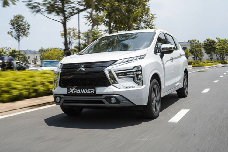 Mitsubishi đạt doanh số 39.861 xe với “con át chủ bài” là chiếc Xpander. Năm 2022 cũng được coi là năm thành công của mẫu xe Việt Nam VinFast với tổng doanh số trong 10 tháng đạt 22.924 xe (không thống kê tháng 9, 10). Cùng với đó, 2022 cũng cho thấy sự tăng trưởng vượt bậc của dòng xe này khi lần đầu tiên xuất khẩu xe sang một thị trường “khó tính” như Mỹ. Xe gầm cao lên ngôi Trong năm qua cũng thấy sự tăng trưởng rõ rệt trong phân khúc xe gầm cao CUV/SUV. Chỉ tính riêng các thành viên trực thuộc VAMA, loại xe này đạt doanh số tổng 120.447 chiếc. Trong khi đó, ở phân khúc sedan chỉ đạt 90.984 chiếc và MPV là 55.288 chiếc.