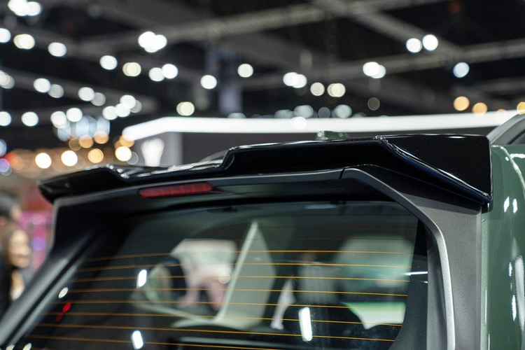 Ngoài ra, Subaru Forester GT 2023 còn có cánh gió mui màu đen...