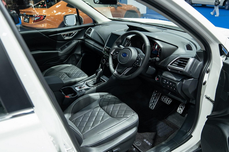 ... màn hình cảm ứng trung tâm 8 inch, hỗ trợ Apple CarPlay/Android Auto, điều hòa tự động 2 vùng, phanh tay điện tử, tự động giữ phanh tạm thời, đèn LED nội thất, cửa kính chỉnh điện chống kẹt và bộ bàn đạp bằng nhôm cũng có bên trong mẫu xe này.