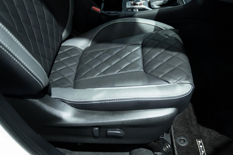 Bên trong Subaru Forester GT 2023 chỉ có một thay đổi là ghế bọc da, khâu quả trám sang trọng và thể thao hơn. Trong khi đó, ghế trước chỉnh điện 8 hướng, tựa đầu ghế chỉnh tùy ý, ghế nhớ vị trí... Ghế sau gập 60:40