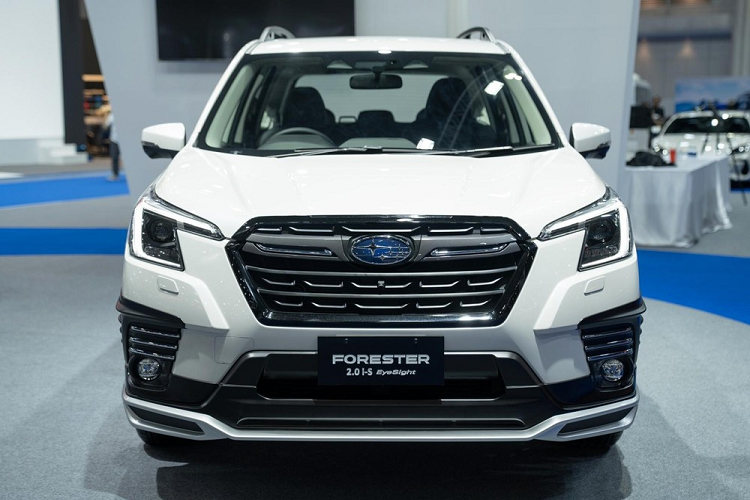 So với bản thường, mẫu xe SUV Subaru Forester GT 2023 tạo sự khác biệt bằng bộ body kit thể thao hơn. Theo đó, xe được bổ sung ốp cản trước, ốp bên sườn và ốp cản sau màu bạc mới. Nẹp màu bạc bên dưới hốc gió trung tâm của xe được sơn thành màu đen.