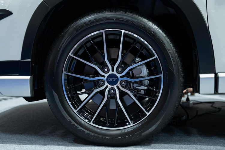 ... và bộ vành hợp kim 18 inch mới. Bộ vành này có thiết kế đa chấu và phay xước 2 màu nhưng chỉ dành cho bản 2.0 iS GT. Trong khi đó, bản 2.0 iL GT LITE được trang bị vành hợp kim 17 inch.