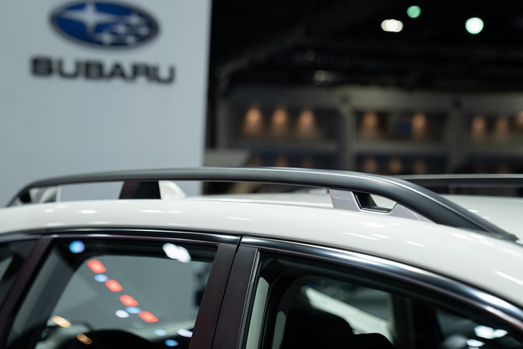 Những trang bị ngoại thất còn lại của xe không khác gì bản thường. Subaru Forester GT 2023 cũng có đèn pha LED với tính năng tự động điều chỉnh luồng sáng, dải đèn LED định vị ban ngày, đèn sương mù sau, baga nóc, gương chiếu hậu sơn cùng màu thân xe, tích hợp đèn báo rẽ LED và anten vây cá mập.