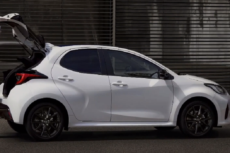 Ở mẫu xe nhà Toyota, hệ truyền động này tạo ra công suất tối đa 129 mã lực và mô-men xoắn cực đại 141 Nm. Ngoài ra, Mazda2 Hybrid 2024 còn được trang bị hộp số biến thiên vô cấp CVT, cụm pin lithium-ion và hệ dẫn động cầu trước. Xe có thể tăng tốc từ 0-100 km/h trong thời gian 9,7 giây và đạt vận tốc tối đa 175 km/h.