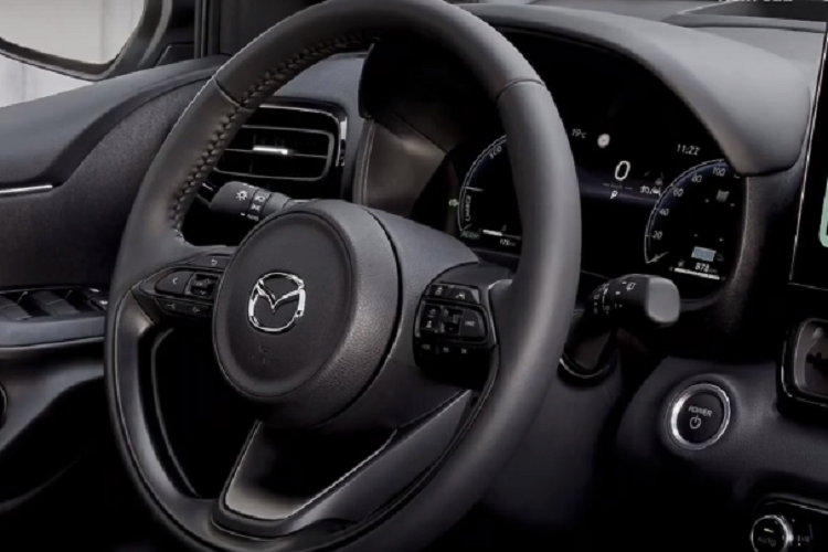 Nằm bên dưới nắp ca-pô của mẫu xe hạng B này là hệ truyền động hybrid bao gồm máy xăng 3 xi-lanh, dung tích 1.5L và 1 mô-tơ điện, tạo ra công suất tối đa 114 mã lực cùng mô-men xoắn cực đại 169 Nm. Như vậy, Mazda2 Hybrid 2024 không có hệ truyền động hybrid tự sạc như Toyota Yaris 2023.