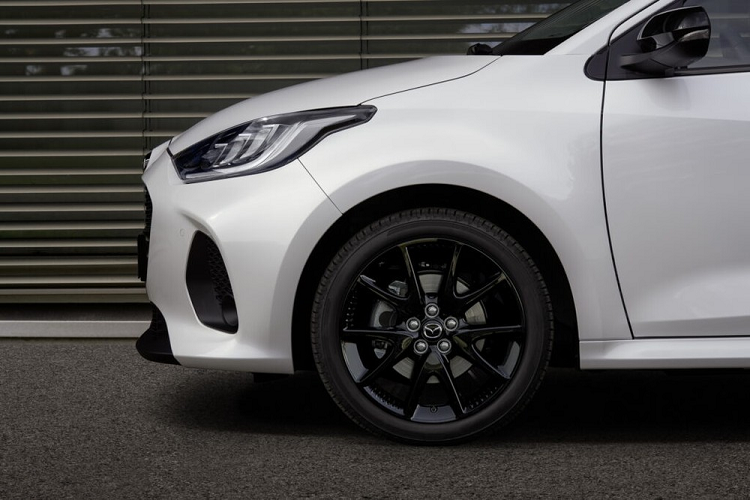 Tiếp theo đó là cản trước, vành la-zăng và cửa cốp mới. Bản cao cấp của xe sẽ dùng vành hợp kim 16 inch. Trong khi đó, 2 bản đắt nhất sẽ được trang bị vành 17 inch. Những chi tiết ngoại thất còn lại của Mazda2 Hybrid 2024 như cửa hai bên sườn, chắn bùn trước/sau, đèn pha, đèn hậu, nắp ca-pô, nóc và kính cửa sổ vẫn giống với Toyota Yaris.