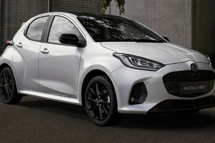 Đèn pha LED toàn phần sẽ chỉ dành cho 2 bản cao cấp nhất của xe. Bên trong xe, Mazda2 Hybrid 2024 cũng có một số nâng cấp tương tự Toyota Yaris phiên bản mới nhất.