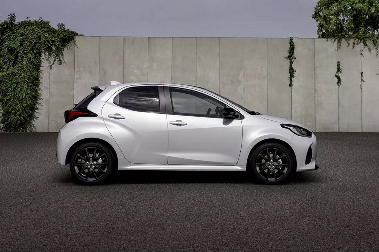 Trong khi đó, bản Prime-line tiêu chuẩn của Mazda2 Hybrid 2024 ở thị trường châu Âu chỉ đi kèm màn hình cảm ứng trung tâm 9 inch. Tuy nhiên, từ bản Center-line, xe mới có hệ thống âm thanh 4 loa.