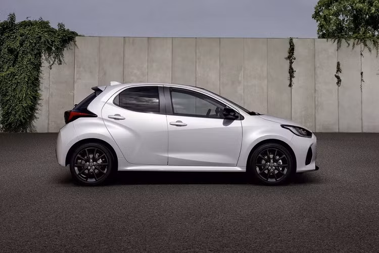 Trong khi đó, bản Prime-line tiêu chuẩn của Mazda2 Hybrid 2024 ở thị trường châu Âu chỉ đi kèm màn hình cảm ứng trung tâm 9 inch. Tuy nhiên, từ bản Center-line, xe mới có hệ thống âm thanh 4 loa.