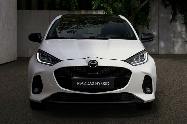 Ở phiên bản 2024, Mazda2 Hybrid đã được thay đổi về thiết kế ngoại thất và nâng cấp cả công nghệ. Cụ thể, mẫu xe hạng B của thương hiệu Mazda được bổ sung lưới tản nhiệt hình chiếc khiên mới với kích thước khá lớn. Chi tiết này đồng thời cũng giúp Mazda2 Hybrid 2024 mới có ngoại hình đặc trưng của xe Mazda hơn.