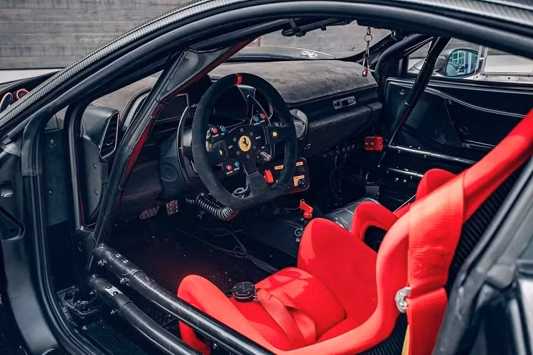 Ngoài ra còn có một bộ khuếch tán mới thiết kế táo bạo không chỉ làm tăng thêm vẻ hấp dẫn về mặt thẩm mỹ mà còn giúp tăng lực cản xuống mặt đường. Toàn bộ thân xe làm từ sợi carbon nên thật khó có thể tưởng tượng chiếc xe này bị trầy xước khi chạy trên đường đua hoặc bị va đập.