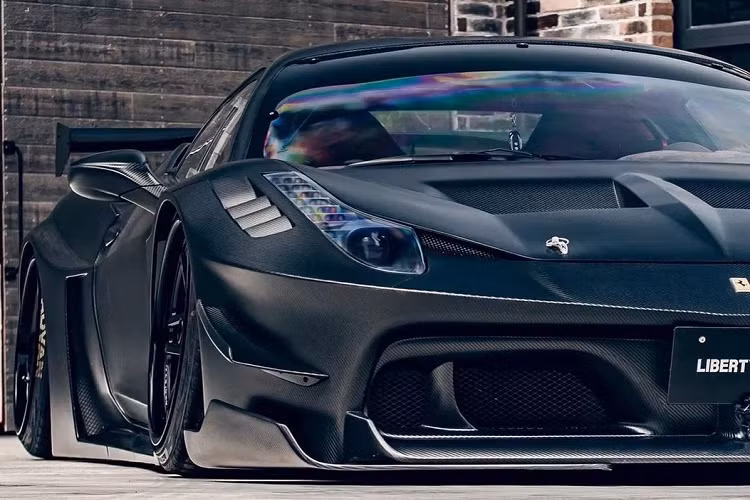 Liberty Walk sau đó trang bị gương chiếu hậu mới làm bằng sợi carbon, các tấm cửa mới và ốp hông tối ưu khí động học. Công việc của Liberty Walk trên chiếc Ferrari tiếp tục ở phía sau, nơi đặt cánh gió mới cao hơn cùng các thanh thẳng đứng chạy xuống trung tâm.