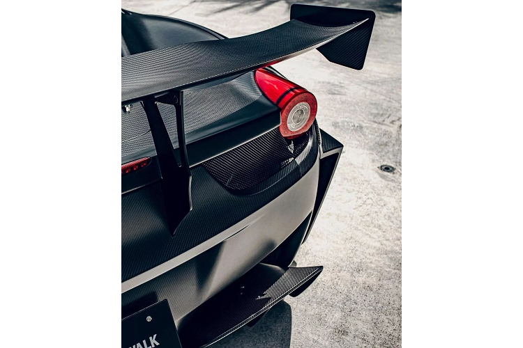 Ferrari 458 Challenge trang bị động cơ V8 4.5 lít, sản sinh công suất 570 mã lực tại vòng tua máy 9.000 vòng/phút. Các kỹ sư của Ferrari đã thay đổi kết cấu của 458 và tỷ lệ truyền của hộp số, hiệu chỉnh lại bộ ly hợp kép nhằm cải thiện momen xoắn ở tốc độ động cơ thấp hơn.