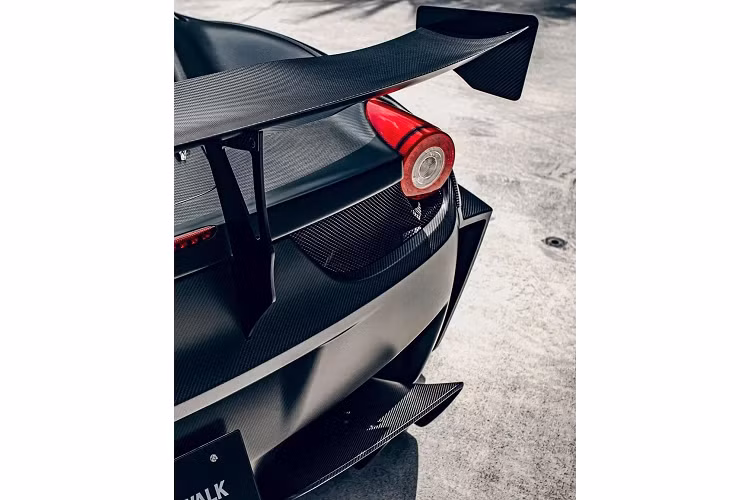 Ferrari 458 Challenge trang bị động cơ V8 4.5 lít, sản sinh công suất 570 mã lực tại vòng tua máy 9.000 vòng/phút. Các kỹ sư của Ferrari đã thay đổi kết cấu của 458 và tỷ lệ truyền của hộp số, hiệu chỉnh lại bộ ly hợp kép nhằm cải thiện momen xoắn ở tốc độ động cơ thấp hơn.