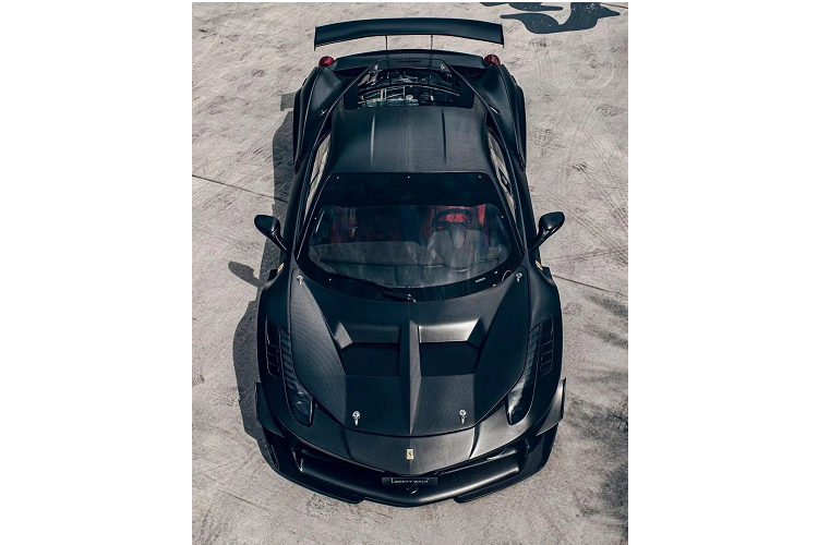 Đối với dự án Silhouette cho Ferrari 458 Challenge, hãng độ đến từ Nhật Bản - Liberty Walk đã thay thế nhiều chi tiết thân xe bằng sợi carbon. Điểm dễ dàng nhận ra là cụm lưới tản nhiệt mới, cản trước với bộ chia gió độc đáo và cánh mũi khí động học.
