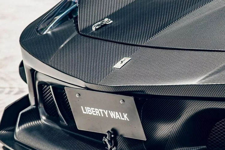 Bên cạnh đó bộ phụ kiện Silhouette của Liberty Walk còn có phần mui xe mới với hai đường gân dập nổi, nắp capo có các khe hút gió cùng các tấm ốp liên tưởng đến 458 Speciale và huy hiệu Ferrari sơn đen.