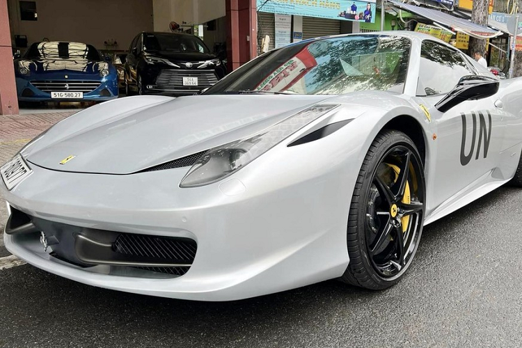 Cái tên mà chúng tôi muốn nhắc đến chính là Ferrari 458 Spider, được biết, siêu xe mui trần này chỉ mới được "Qua" Vũ thu nạp vào garage xe của mình trong vài tháng trở lại đây. Như vậy, hiện Chủ tịch Trung Nguyên đã sở hữu đến 6 chiếc siêu xe Ferrari 458, trong đó có 3 xe bản 458 Italia, 2 chiếc xe 458 Spider và sau cùng là 458 Speciale.