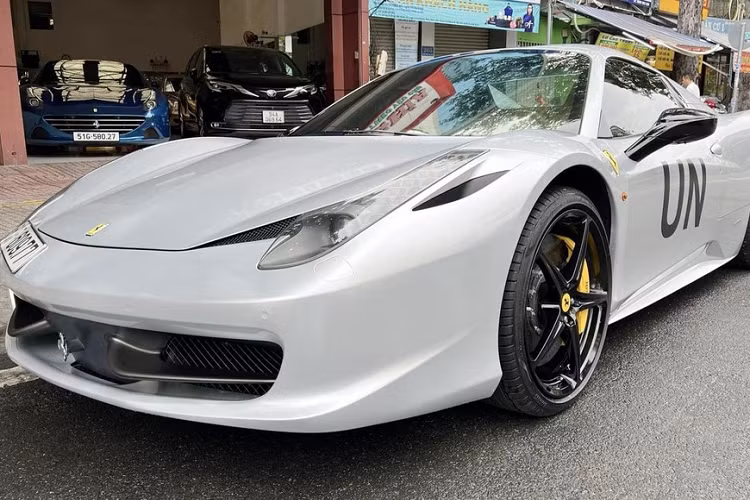 Cái tên mà chúng tôi muốn nhắc đến chính là Ferrari 458 Spider, được biết, siêu xe mui trần này chỉ mới được "Qua" Vũ thu nạp vào garage xe của mình trong vài tháng trở lại đây. Như vậy, hiện Chủ tịch Trung Nguyên đã sở hữu đến 6 chiếc siêu xe Ferrari 458, trong đó có 3 xe bản 458 Italia, 2 chiếc xe 458 Spider và sau cùng là 458 Speciale.