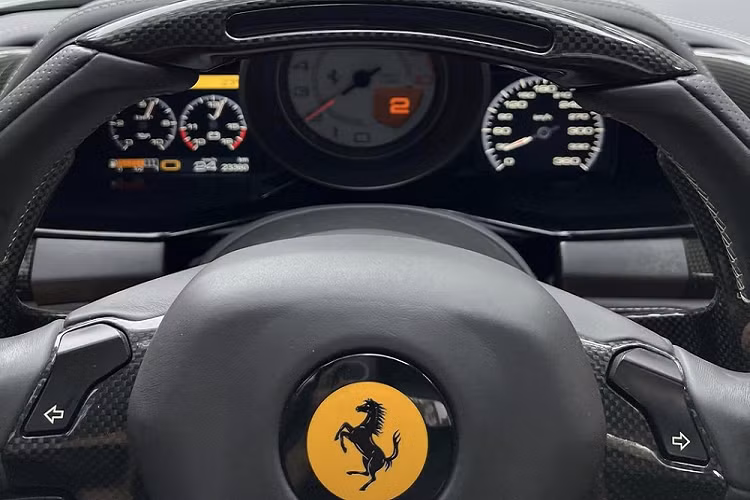 Đối lập với bộ áo màu bạc bên ngoài, bên trong khoang lái chiếc Ferrari 458 Spider độc nhất Việt Nam thuộc sở hữu của ông Đặng Lê Nguyên Vũ có "nội y" màu đen. Xe sở hữu nhiều tiết bằng sợi carbon như nửa trên và dưới vô-lăng, ốp điều hoà, bảng táp lô hay bệ cần số...