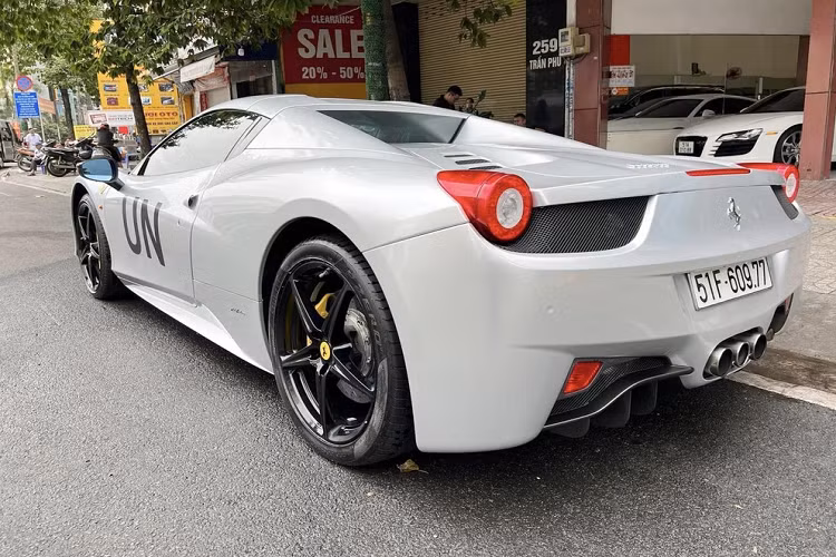 Phiên bản mui trần của siêu xe Ferrari 458 Italia sử dụng động cơ V8, dung tích 4.5 lít, sản sinh công suất tối đa 562 mã lực tại vòng tua 9.000 vòng/phút và mô-men xoắn cực đại 540 Nm.