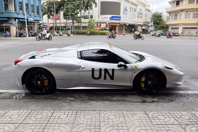 Động cơ kết hợp với hộp số ly hợp kép 7 cấp, nhờ đó, siêu xe mui trần Ferrari 458 Spider mất thời gian 3,4 giây để tăng tốc lên 100 km/h từ vị trí xuất phát trước khi đạt tốc độ tối đa 320 km/h.