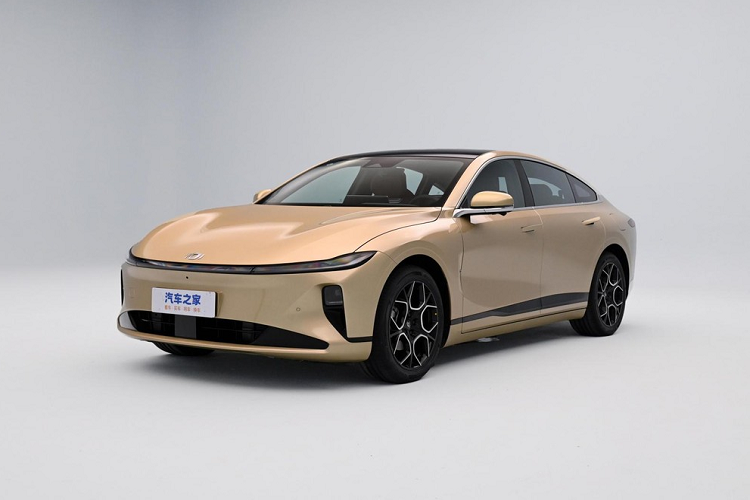 Vào ngày 20/7/2023 vừa qua, Changan Automobile đã vén màn chiếc sedan chạy hoàn toàn bằng điện của mình A07 với tên gọi Kaiyuan hay còn có tên quốc tế Qiyuan, chiếc xe Changan Qiyuan A07 2023 mới được định vị là một chiếc sedan thuần điện cỡ trung.