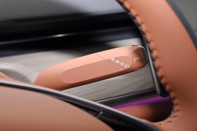 Nói về hệ thống truyền động, chiếc xe Changan Qiyuan A07 đứng trên nền tảng EPA1 và chia sẻ nó với Deepal SL03. Phiên bản EREV của nó có động cơ ICE 4 xi-lanh tự hút khí 1,5 lít cho công suất 88 mã lực. Công suất đầu ra của nó trông thật thảm hại, nhưng bạn nên nhớ rằng nó không truyền bất kỳ mô-men xoắn nào tới các bánh xe.