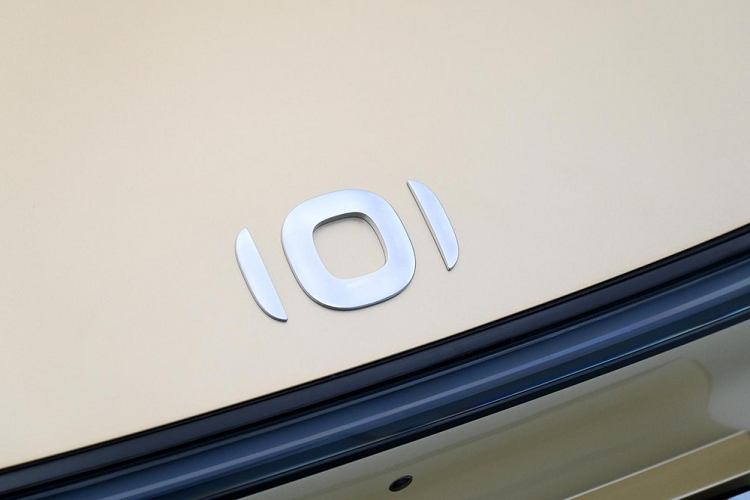 Về kích thước thân xe, chiều dài, rộng và cao của xe mới lần lượt là 4905/1910/1480mm, chiều dài cơ sở 2900mm. Đuôi xe Changan Qiyuan A07 mới cũng áp dụng thiết kế rất đơn giản, cụm đèn hậu xuyên thấu đi kèm thiết kế đuôi vịt hơi nhô cao cũng là sự kết hợp mà mọi người đã rất quen thuộc, có thể khiến chiếc xe trông thể thao hơn.