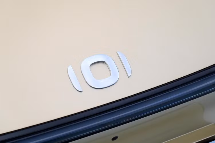 Về kích thước thân xe, chiều dài, rộng và cao của xe mới lần lượt là 4905/1910/1480mm, chiều dài cơ sở 2900mm. Đuôi xe Changan Qiyuan A07 mới cũng áp dụng thiết kế rất đơn giản, cụm đèn hậu xuyên thấu đi kèm thiết kế đuôi vịt hơi nhô cao cũng là sự kết hợp mà mọi người đã rất quen thuộc, có thể khiến chiếc xe trông thể thao hơn.