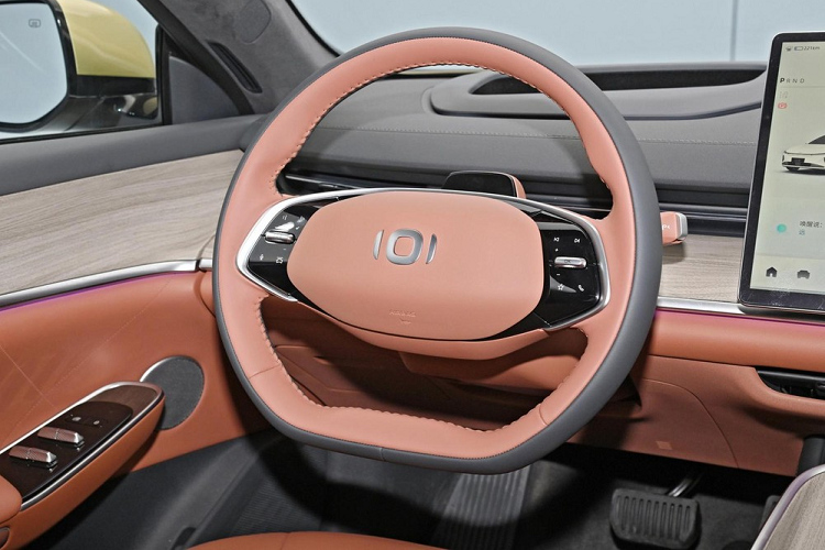 Ngoài ra, Changan Qiyuan A07 còn được trang bị vô-lăng đa chức năng 5 chấu kép, các khu vực chức năng 2 bên cũng được tích hợp các chi tiết thiết kế màu đen tạo cảm giác mạnh mẽ sang trọng hơn. Dưới màn hình, chúng ta có thể nhận thấy một đường hầm trung tâm với hai miếng sạc điện thoại không dây và một cặp giá đỡ cốc.