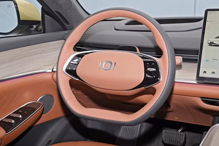 Ngoài ra, Changan Qiyuan A07 còn được trang bị vô-lăng đa chức năng 5 chấu kép, các khu vực chức năng 2 bên cũng được tích hợp các chi tiết thiết kế màu đen tạo cảm giác mạnh mẽ sang trọng hơn. Dưới màn hình, chúng ta có thể nhận thấy một đường hầm trung tâm với hai miếng sạc điện thoại không dây và một cặp giá đỡ cốc.