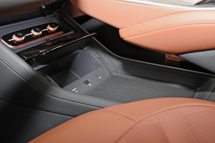 Mức giá xe Changan Qiyuan A07 2023 chưa công bố, nhưng xét về vị trí và sự phát triển trên cùng một nền tảng, nó dự kiến sẽ bán ra khoảng 200.000 nhân dân tệ. Như vậy, Haibao DM-i, một sản phẩm hoàn toàn mới của Ocean sẽ là một đối thủ Changan Qiyuan A07.