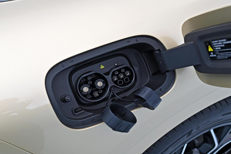 Đối với pin, Changan Qiyuan A07 cũng có 2 tùy chọn 58 kWh mang đến phạm vi di chuyển chỉ 515 km theo chu trình thử nghiệm CLTC của Trung Quốc và nếu muốn đi xa hơn, với tầm hoạt động 710 km, bạn hãy mạnh dạn chọn pin 80 kWh.