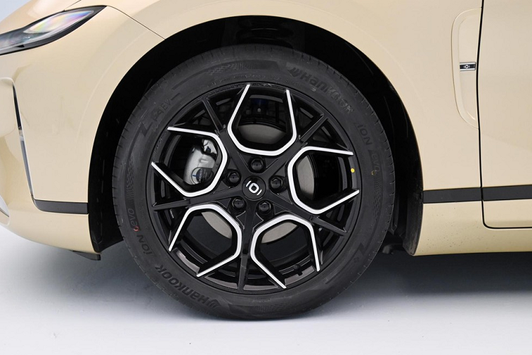 Bước vào trong xe, Changan Qiyuan A07 sử dụng nội thất bọc da, ốp gỗ, trang bị đèn viền xung quanh trên bảng điều khiển trung tâm và ốp cửa. Tổng thể bên trong xe tương đối đơn giản và trang nhã.