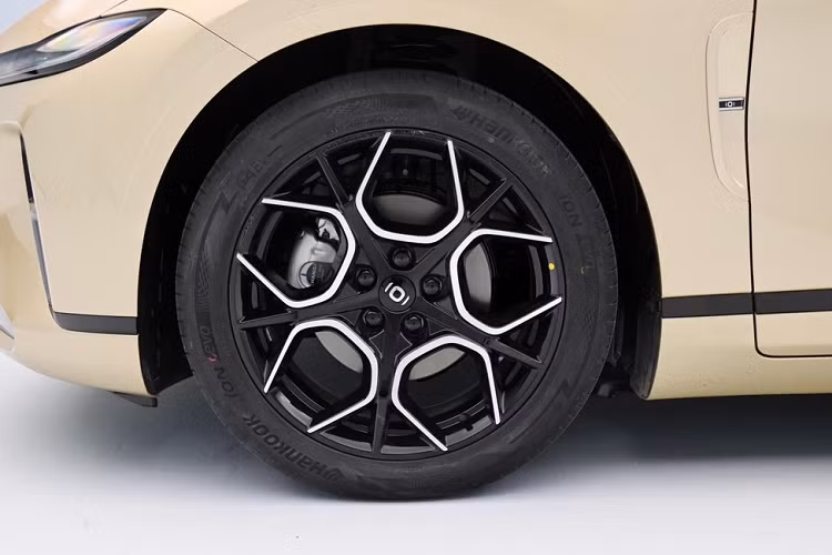 Bước vào trong xe, Changan Qiyuan A07 sử dụng nội thất bọc da, ốp gỗ, trang bị đèn viền xung quanh trên bảng điều khiển trung tâm và ốp cửa. Tổng thể bên trong xe tương đối đơn giản và trang nhã.