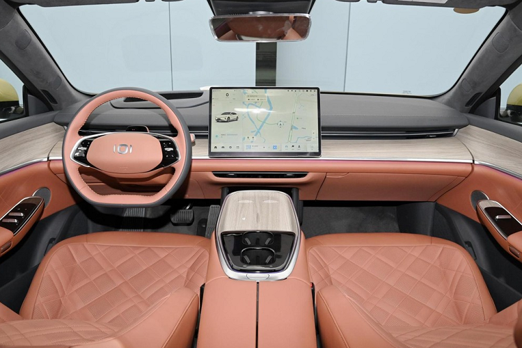 Điểm nhấn của xe chính là bảng điều khiển trung tâm có màn hình nổi cỡ lớn đường kính hơn 15 inch, màn hình kích thước khổng lồ, to hơn cả 1 máy tính bảng, điều này mang đến trải nghiệm rất đã tai và mắt cho người dùng.