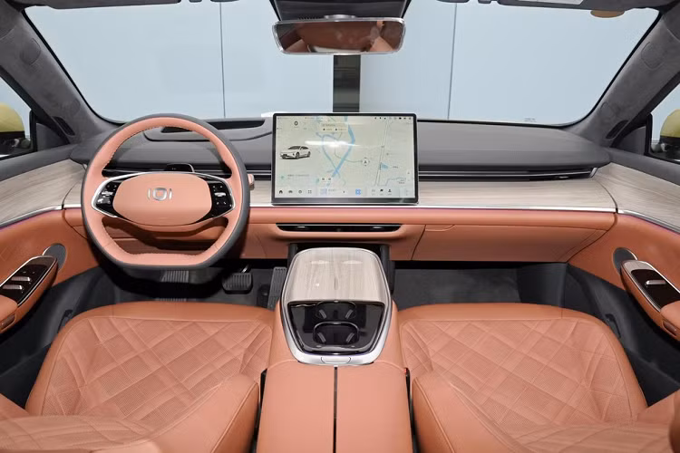 Điểm nhấn của xe chính là bảng điều khiển trung tâm có màn hình nổi cỡ lớn đường kính hơn 15 inch, màn hình kích thước khổng lồ, to hơn cả 1 máy tính bảng, điều này mang đến trải nghiệm rất đã tai và mắt cho người dùng.